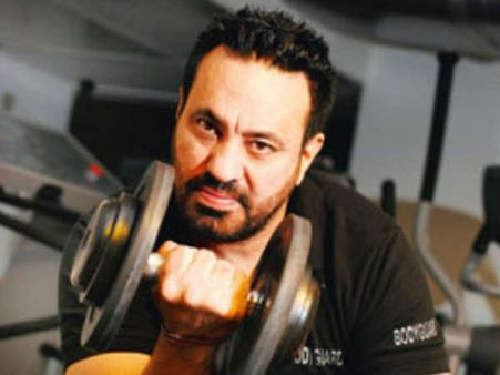 స్టార్ హీరో గారి బాడీగార్డ్ ని పొగరా? రెచ్చిపోయి తుపాకి గురి పెట్టి దాడి...పోలీస్ కేసు,పరారి