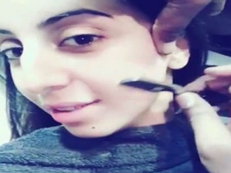 గెడ్డం గీయించుకుంటూ ప్రభాస్ హీరోయిన్, వీడియో వైరల్