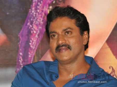 సీన్ లోకి సునీల్, తన కెరీర్ కి దెబ్బేసాడని ఆ హీరో గోల