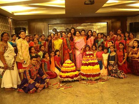 రామ్ చరణ్ వైఫ్ ఉపాసన బతుకమ్మ సెలబ్రేషన్స్!