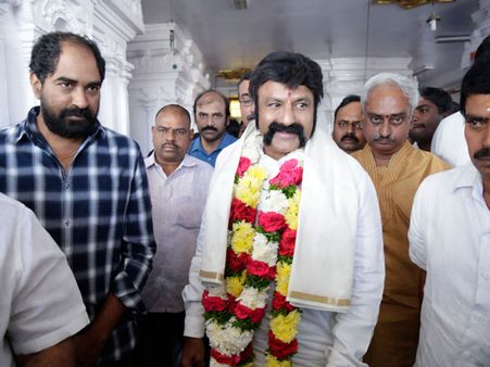 ఇదొక బృహత్ కార్యం, బాలయ్య ఫ్యాన్స్ సపోర్టుతో... (ఫోటోస్)