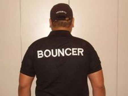 బౌన్సర్స్ ని మెయింటైన్ చేస్తోంది, ఏం చేస్తుంది,మీద పడిపోతూంటే