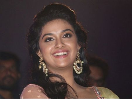 మహేష్ తోనే కాదు, పవన్ కు కూడా కమిటయ్యింది, కానీ స్ట్రిక్టు గా చెప్పిందట