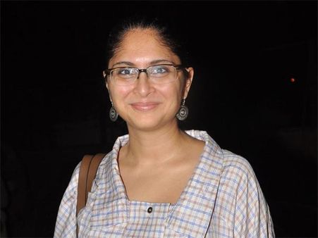 సూపర్ స్టార్ షూటింగ్ లో బిజీ ,ఇంట్లో భార్య నగలు దొంగతనం, పోలీస్ కేసు