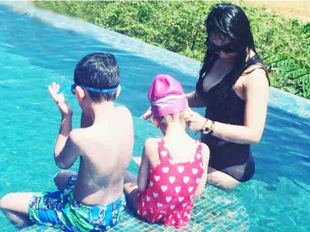 శ్రీలంకలో సూపర్ స్టార్ భార్య వెకేషన్, ఇంత సెక్సీగా బికినీలోనా..అంతా షాక్ (ఫొటోలు)