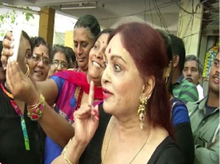 సూపర్ స్టార్ భార్య పాప్ కార్న్ అమ్మటం ఏమిటీ..!? ఎందుకంటే...