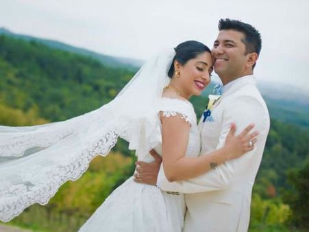 ప్రియుడిని పెళ్లాడిన హాట్ సింగర్... (ఫోటోస్)