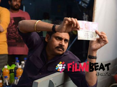 'కాటమరాయుడు' సెట్లో .... కొత్త 2000 నోట్లతో పవన్ కళ్యాణ్ (ఫోటోస్)