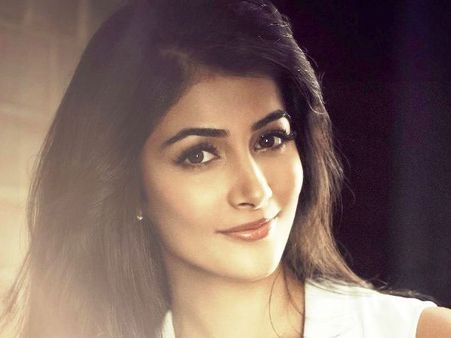 మోడీకి ఓ సలహా పడేసింది... ప్రధాని కి పూజా హెగ్డే సూచన ఏమిటంటే