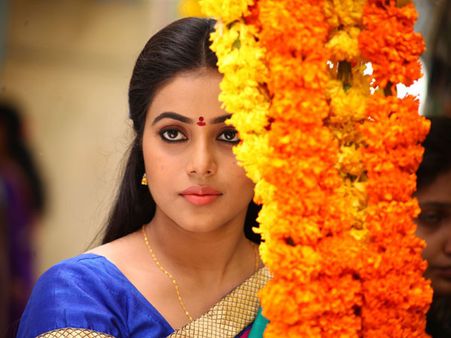 లిప్ లాక్ చేసినందుకు హీరోయిన్ కి అన్నయ్య వార్నింగ్.... ఇప్పుడు అర్థం చేసుకుంటున్నారు