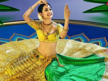 14 కేజీల బంగారు లెహంగా.... భక్తి సినిమాలో ప్రగ్యా కోసం కాస్ట్లీ కాస్ట్యూమ్