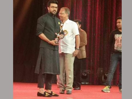 దుబాయి స్టేడియంలో రామ్ చరణ్... (ఫొటోలు)