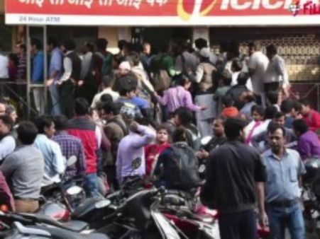 ఓ వైపు నోట్ల హడావుడి, మరో వైపు పంది పిల్లతో నటుడు రవిబాబు