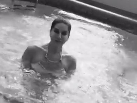 చూస్త్తూ..!చూస్తూ..!! ఏమైపోతారో.., సన్నీ లియోన్ స్విమ్మిగ్ పూల్ జంప్ (వీడియో)