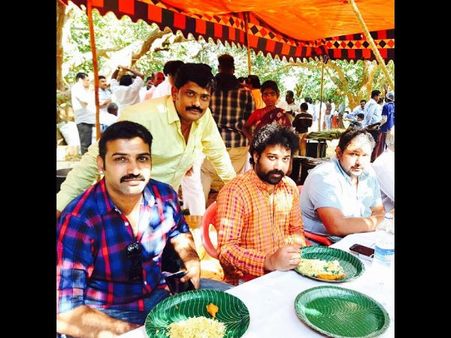 ఆశ్చర్యం :పవన్ 'కాటమరాయుడు' సెట్లో నందమూరి హీరో తారక్ (ఫొటో)