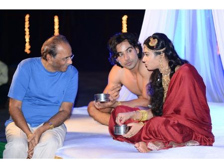 ఇదీ సంగతి: సెట్స్‌లో రాజమౌళి ఫాదర్ ఏం చేస్తున్నాడో చూడండి!