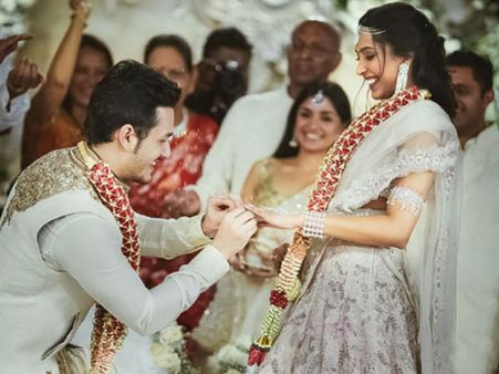 గ్రాండ్‌గా అక్కినేని అఖిల్ ఎంగేజ్మెంట్ వేడుక... (ఫోటోస్)