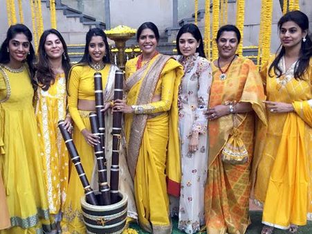 అఖిల్ పెళ్ళికి పసుపుకొట్టారు... రామ్ చరణ్ భార్య ఉపాసనకూడా అక్కడే