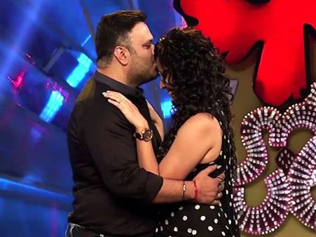 యాంకర్ అనసూయ... భర్తతో డాన్సులు, ముద్దులు, ముచ్చట్లు... (వీడియో)