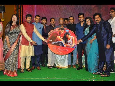 దిల్ రాజు బర్త్ డే వేడుక ...శతమానం భవతి టీం, కుటుంబంతో కలిసి (ఫోటోస్)