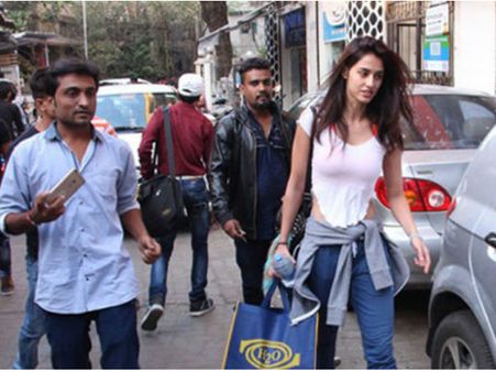 హీరోయిన్‌‌ను వెంటపడి వేధించారు... (ఫోటోస్)