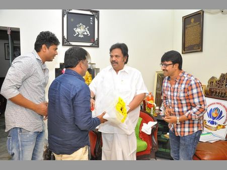 దాసరి..! మీరు మరీ..!! చిన్న సినిమా కదా అని చిన్న చూపులేదు... టీమ్ ని ఇంటికి పిలిచి మరీ..