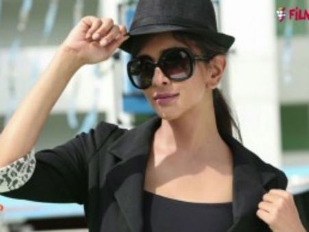 టైం చూసి మంచు లక్ష్మి 'బాంబు' పేలుస్తోంది