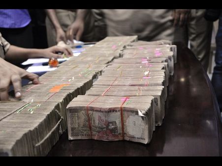 ఆ నిర్మాత రూ. 84 కోట్లను తన ప్రేయసి ఇంట్లో దాచాడా?