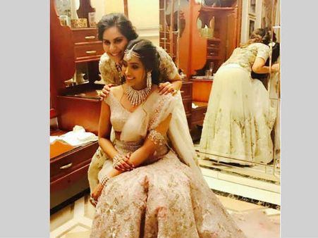 రామ్ చరణ్ లేక పోవడంతో ఉపాసన సింగిల్ గా వెళ్లింది! (ఫోటో)