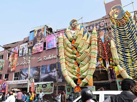 బెంగళూరులో ఖైదీ నెంబర్ 150 హంగామా: ఒక్క అభిమాని రూ. 4 లక్షలు !