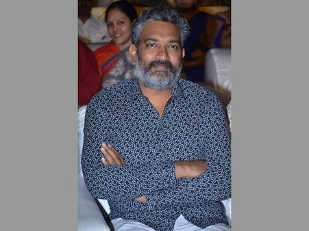 జక్కన్న ఇదేం బాగాలేదు.. మెగా ఫ్యాన్స్ ఫైర్!