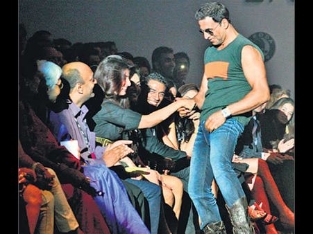 అక్షయ్ కుమార్ భార్య షాకింగ్ ట్వీట్: ఈ చంపుకోవడం ఏంటో..?