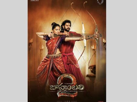 బాహుబలి2 పోస్టర్ హల్‌చల్: విల్లును సంధిస్తున్న ప్రభాస్ అనుష్క