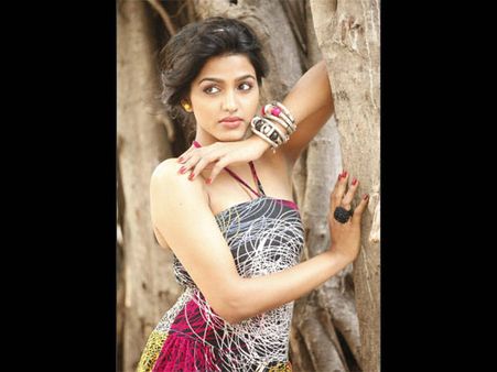 అటుపెద్ద సినిమాలో చేస్తూనే ఇక్కడ వేశ్యగా కూడా.... ధన్సిక సాహసం