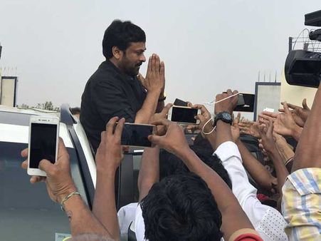 చిరు వచ్చేసారు: 150 సినిమాలు, 150 నిమిషాలు, 150 మంది డాన్సర్స్! (ఫోటోస్)