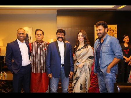 కూతుళ్ళతో కలిసి కేక్ కటింగ్ : గర్వంగా ఉందన్న బాలయ్య (ఫోటోస్)