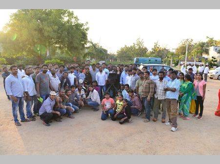 గుంటూరోడుకి గుమ్మ‌డికాయ కొట్టేశారు