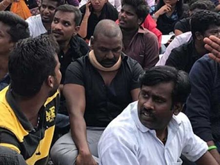 ముదురుతోన్న జల్లికట్టు వివాదం: మెరీనా బీచ్ లో లారెన్స్, విజయ్ వీడియో (వీడియో)