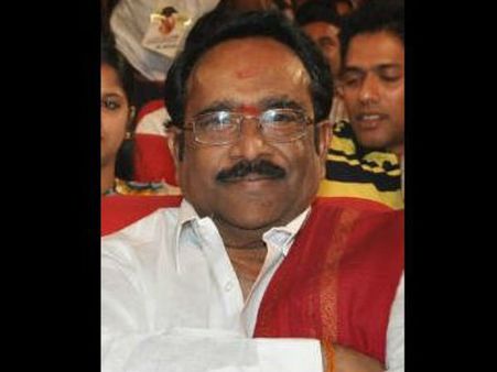 బెజవాడ రైల్వే స్టేషన్లో వెయిట్ మిషన్ మీద నిలబడితే..... పరుచూరి గోపాల కృష్ణ