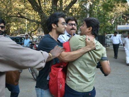 కోర్టు ఆవరణలో హీరో బరితెగింపు, అందరూ చూస్తుండగానే దాడి!