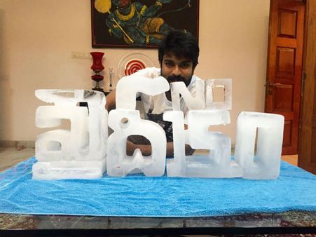హ్యాపీగా ఉన్న రామ్ చరణ్‌ని... ఇలా మరింత ఆనంద పెట్టాడు (ఫోటో)