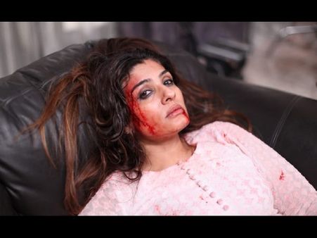 ఒళ్ళంతా గాయాలు.., ముఖం నిండా రక్తం., ఆసుపత్రిలో రవీనాటాండన్.., సినిమాలోనే...