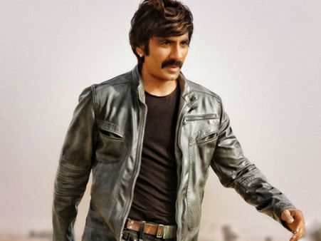 అటు తిరిగి ,ఇటు తిరిగి గ్రేట్ అంటూ, రవితేజను అంధుడుని చేసేసారు