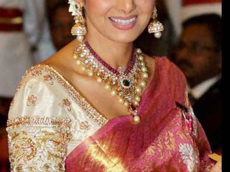 ముదురు వయసులోనూ ఇంత కక్కుర్తా: పెళ్ళిళ్లలో డాన్సులు చేసిందెవరో తెలిస్తే నమ్మలేరు