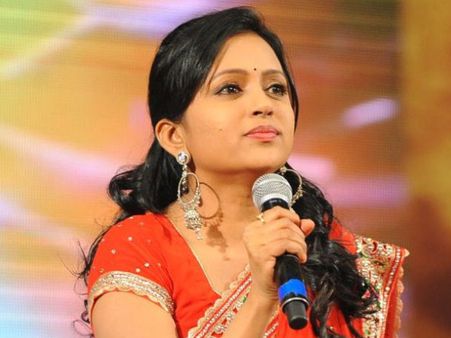 మెగా హీరో కోసం...సుమ పాడుతోంది, అనసూయ డాన్స్