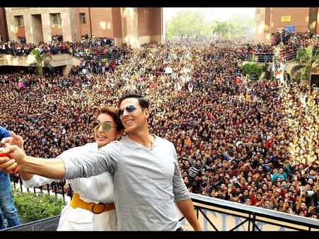 అక్షయ్‌పై కేసు.. సమన్లు.. అయినా అదరగొట్టాడు.. మతిపోయేలా జనం..