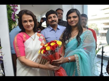 అఖిల్ పెళ్లి కేన్సిల్ ఇష్యూ.... అవకాశం కూడా ఇవ్వని అమల అక్కినేని!