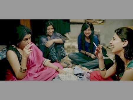 సినిమాలో అంతా బూతు, చండాలమే: మహిళలు కూడా ఛీ కొట్టారట!