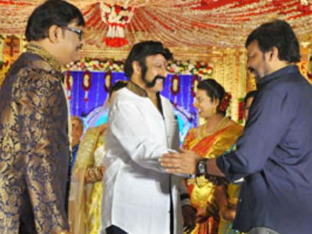 పెళ్లి వేడుకలో చిరంజీవి-బాలయ్య ఎఫెక్షన్ చూసారా? (ఫోటోస్)