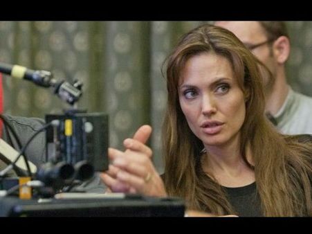 ఒకపక్క బీర్ ఒకపక్క కీటకాలు ఏంజిలినాజోలీ